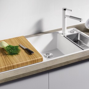 Küchenspüle BLANCO AXIA III 6 S, SILGRANIT® weiß mit Esche-Compound-Schneidbrett und Multifunktionsschale, InFino Ablaufsystem mit Ablauffernbedienung (Foto: Blanco) Küchenspüle BLANCO AXIA III 6 S, SILGRANIT® weiß mit Esche-Compound-Schneidbrett und Multifunktionsschale, InFino Ablaufsystem mit Ablauffernbedienung (Foto: Blanco)