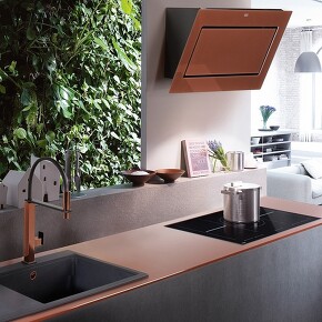 Im angesagten Kupfer-Look ziehen ins Franke-Sortiment ein: die Mythos Kopffreihaube, zwei Fragranit+-Spülen samt passender Armatur und eine Glasarbeitsplatte.  (Foto: Franke GmbH) Im angesagten Kupfer-Look ziehen ins Franke-Sortiment ein: die Mythos Kopffreihaube, zwei Fragranit+-Spülen samt passender Armatur und eine Glasarbeitsplatte.  (Foto: Franke GmbH)