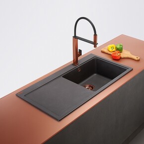 Die onyx-farbenen Spülen Mythos und Kubus aus Fragranit+ setzen die Kupferelemente in Szene. (Foto: Franke GmbH) Die onyx-farbenen Spülen Mythos und Kubus aus Fragranit+ setzen die Kupferelemente in Szene. (Foto: Franke GmbH)