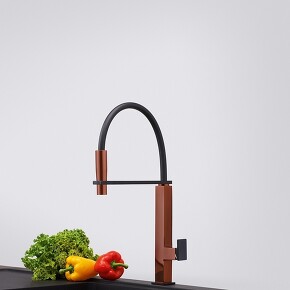 Auch die Zugauslauf-Armatur Centinox beindruckt durch ihre kontrastarke Farbkombination.  (Foto: Franke GmbH) Auch die Zugauslauf-Armatur Centinox beindruckt durch ihre kontrastarke Farbkombination.  (Foto: Franke GmbH)