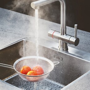 Die neue Heißwasser-Armatur Mondial von Franke liefert aus einem Hahn kaltes, warmes und kochendes Wasser – auch gefiltert. Der Edelstahl-Festauslauf ist um 360° schwenkbar. (Foto: Franke GmbH) Die neue Heißwasser-Armatur Mondial von Franke liefert aus einem Hahn kaltes, warmes und kochendes Wasser – auch gefiltert. Der Edelstahl-Festauslauf ist um 360° schwenkbar. (Foto: Franke GmbH)