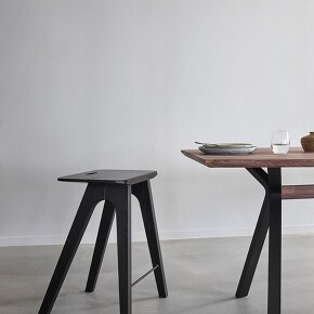 Beim Modell PAPILLON gehen schöne Kurven und Ästhetik Hand in Hand: ein wunderschöner Tisch mit guter Beinfreiheit und mehreren unterspielten, schleifenförmigen Details. Beim Modell PAPILLON gehen schöne Kurven und Ästhetik Hand in Hand: ein wunderschöner Tisch mit guter Beinfreiheit und mehreren unterspielten, schleifenförmigen Details.