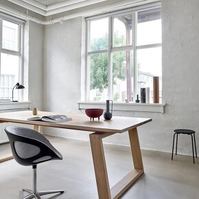 Die Beine von TWIST haben einen leichten Winkel und sind in einer schönen Rahmenform ausgebildet, die dem Tisch eine interessante Wendung in seinem Ausdruck verleiht. Die Beine von TWIST haben einen leichten Winkel und sind in einer schönen Rahmenform ausgebildet, die dem Tisch eine interessante Wendung in seinem Ausdruck verleiht.