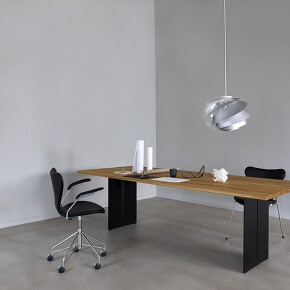 Die schlichten schwarzen Beine von HOBRO können mit einer Tischplatte einer beliebigen Holzart kombiniert werden, was viele verschiedene Designoptionen ermöglicht. Die schlichten schwarzen Beine von HOBRO können mit einer Tischplatte einer beliebigen Holzart kombiniert werden, was viele verschiedene Designoptionen ermöglicht.