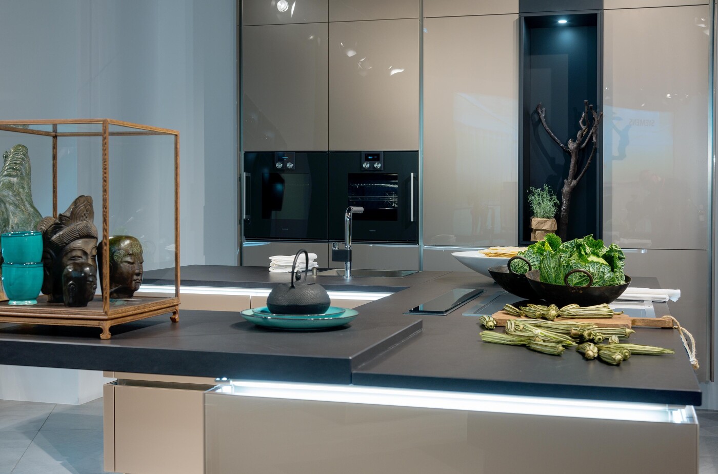 Leuchtende Griffmulden setzen in der grifflosen Küche tolle Akzente. Leuchtende Griffmulden setzen in der grifflosen Küche tolle Akzente.