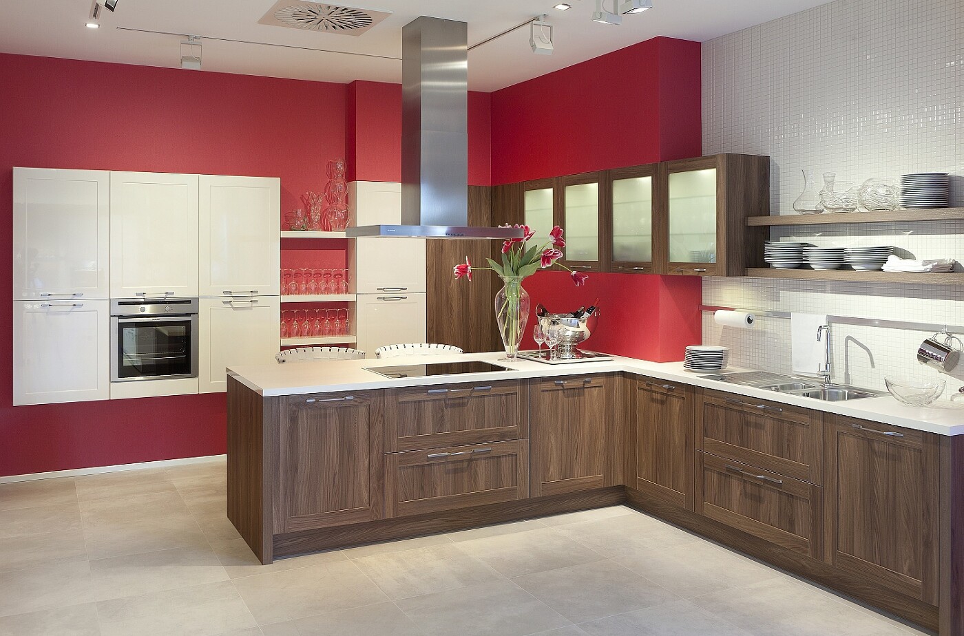 Rot und Weiß verhelfen diesem Küchendesign zu einer schönen Raumgestaltung. Rot und Weiß verhelfen diesem Küchendesign zu einer schönen Raumgestaltung.