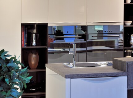 Ergonomisch eingebaute Geräte mit Spiegelglasfronten Ergonomisch eingebaute Geräte mit Spiegelglasfronten