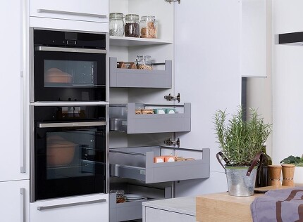 Küchenschrank mit Auszügen und Regalfläche Küchenschrank mit Auszügen und Regalfläche