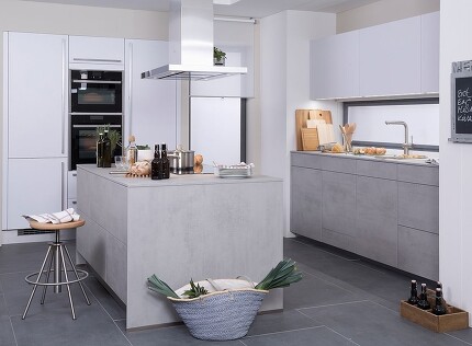 Inselküche mit Betonfronten Inselküche mit Betonfronten