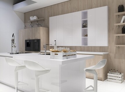 Materialmix in der Küche: Helles Holz und weiße Flächen passen gut zusammen. Materialmix in der Küche: Helles Holz und weiße Flächen passen gut zusammen.