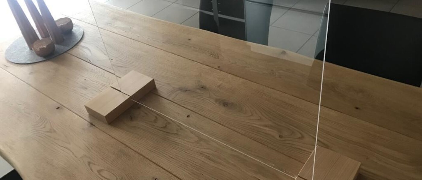 Schutzwand und Schutzscheibe aus Plexiglas 
als Spuck-/Niesschutz Schutzwand und Schutzscheibe aus Plexiglas 
als Spuck-/Niesschutz