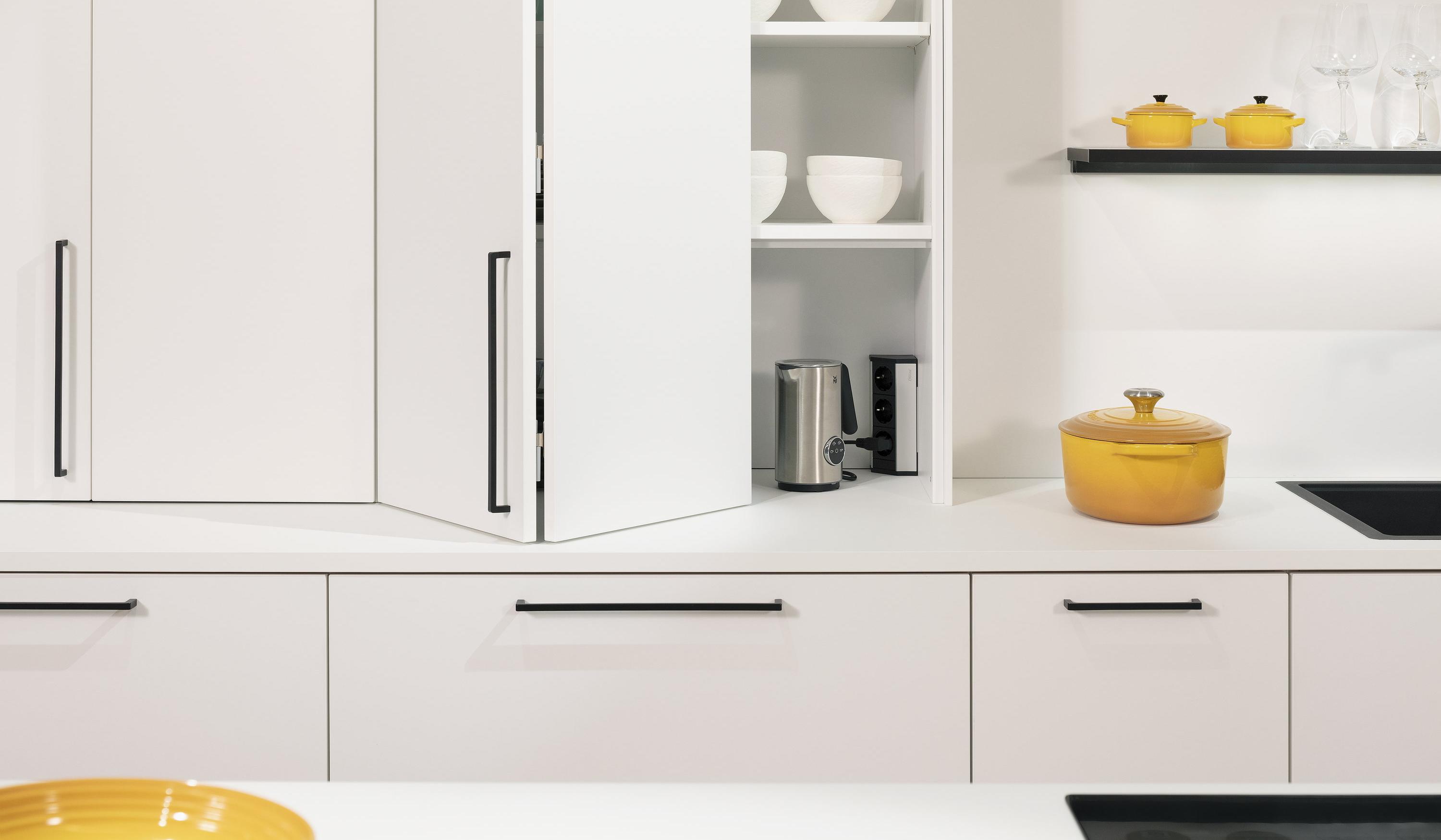 Halb offene Falttür bei Aufsatzschrank in Häcker Küche