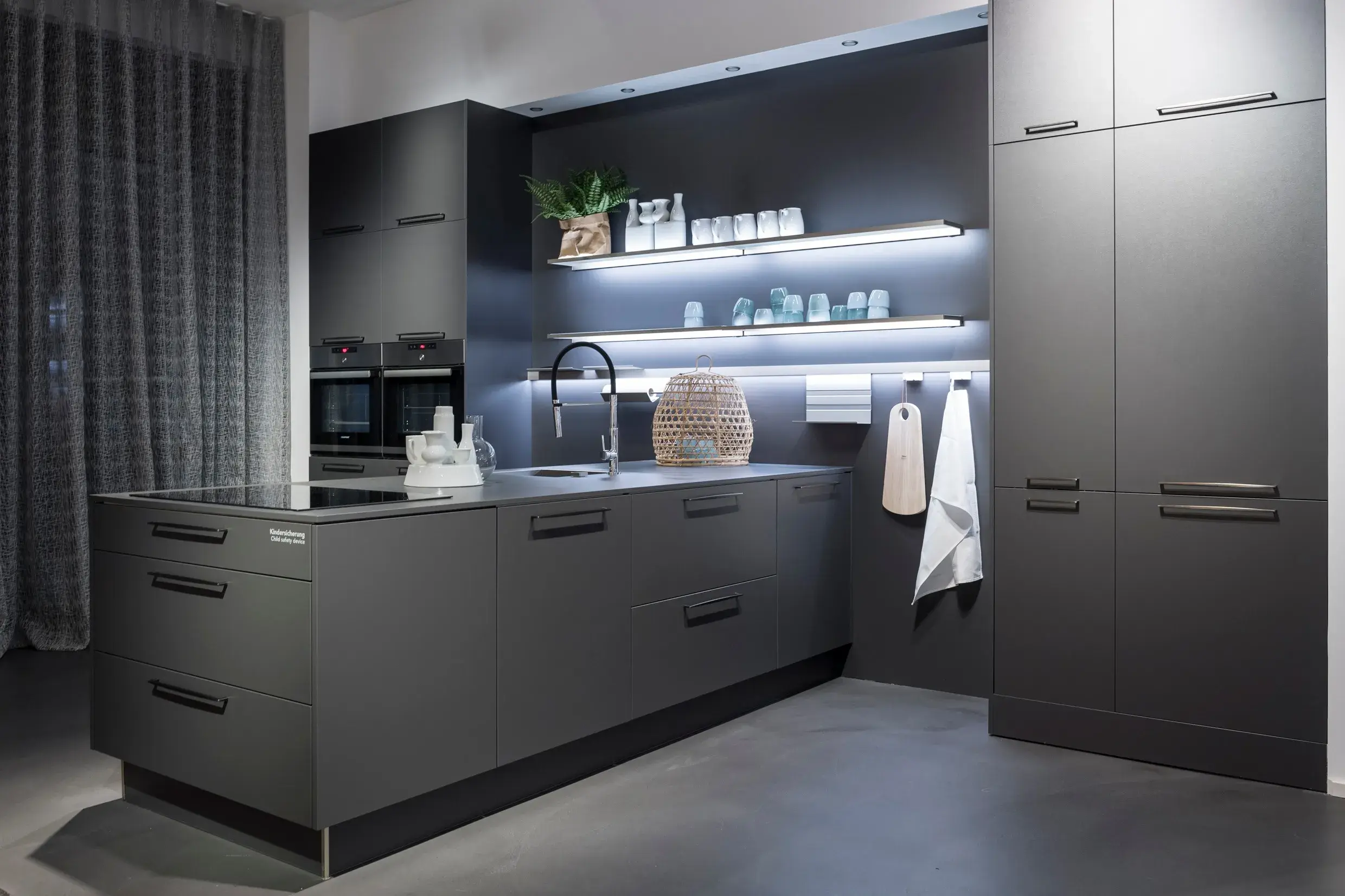 kueche_grau_mit_griffe