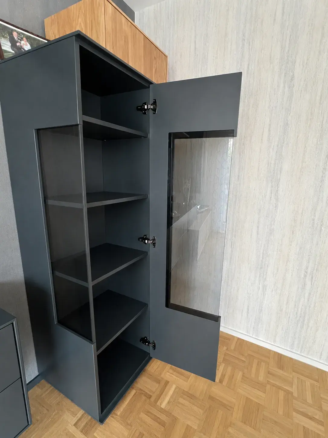 Vitrine, grau lackiert