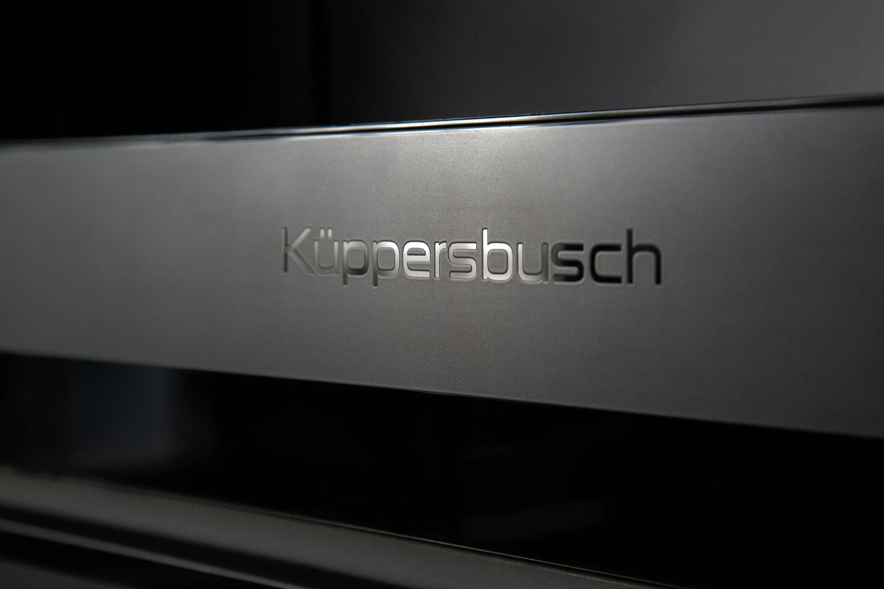 Küppersbusch Logo Nahaufnahme auf Einbaugerät im Matt Black Design