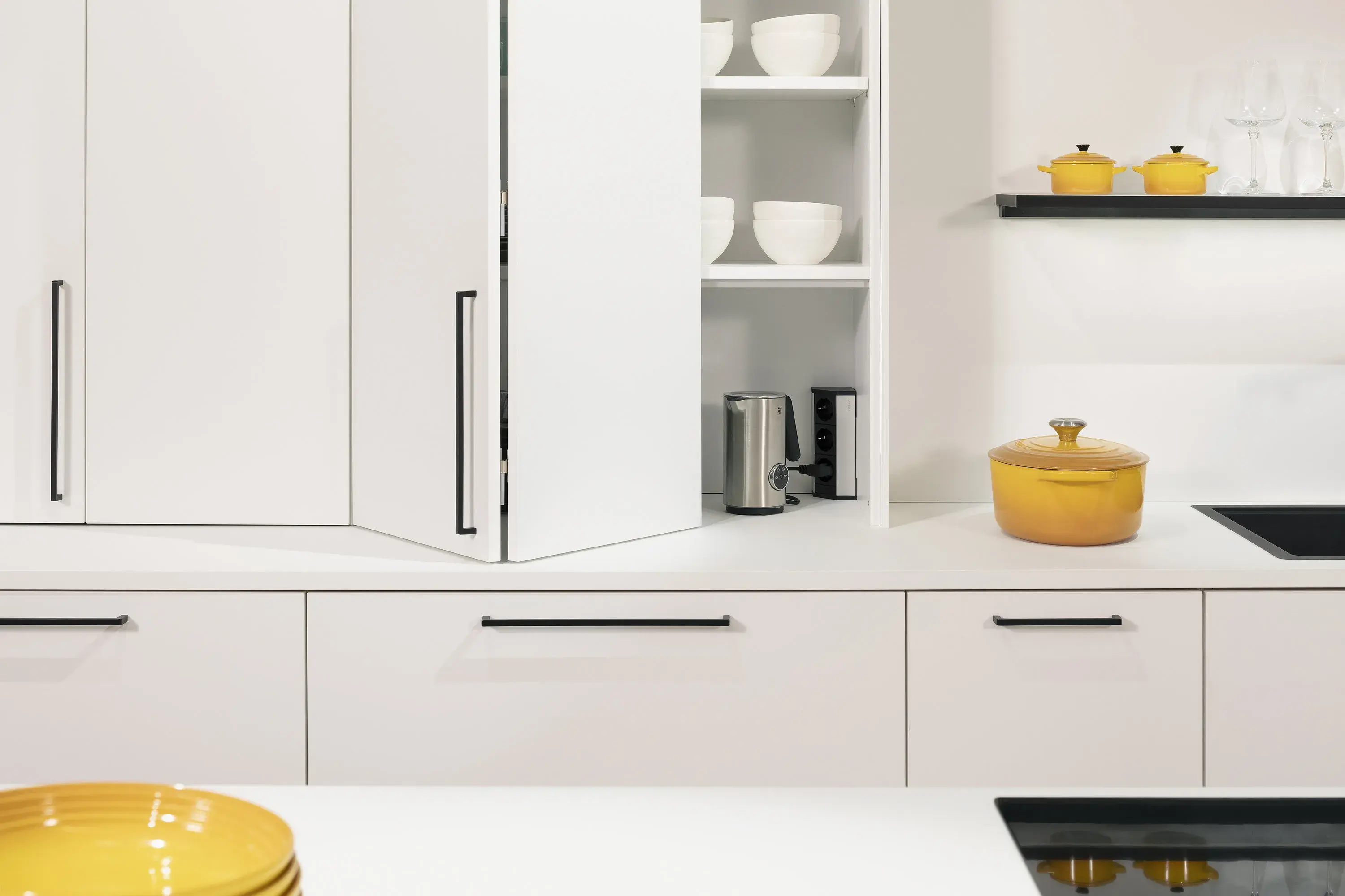 Halb offene Falttür bei Aufsatzschrank in Häcker Küche