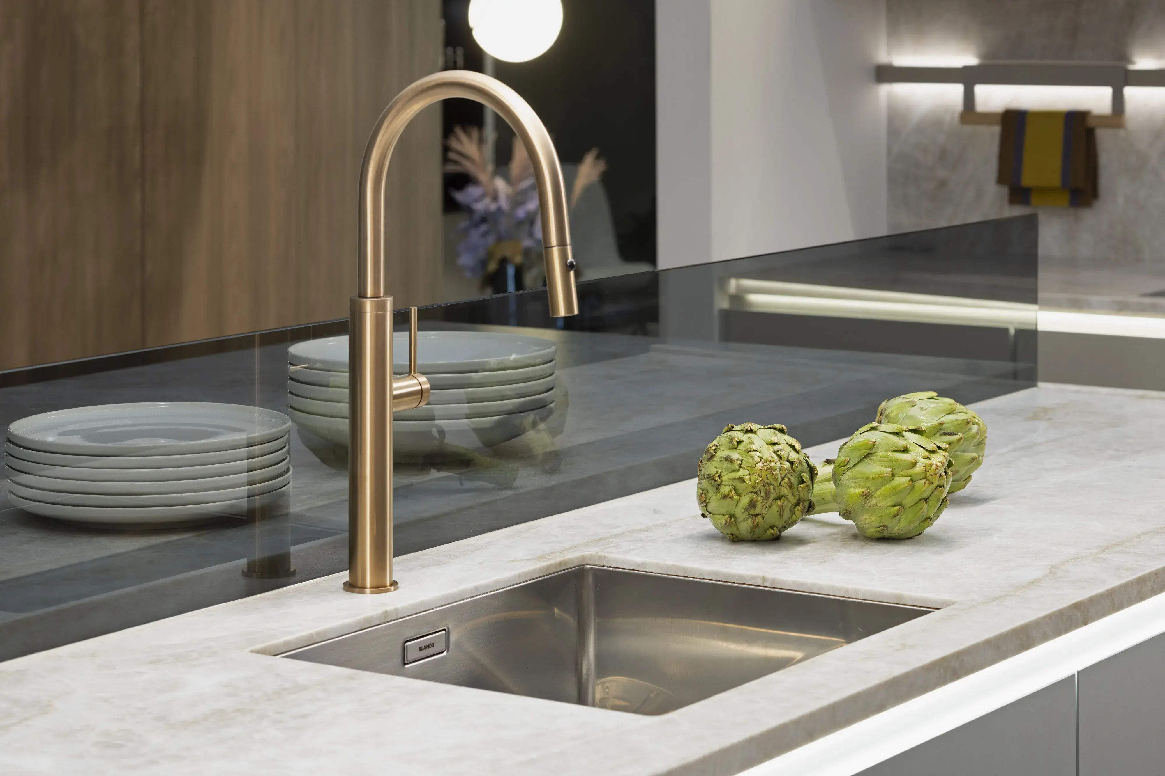 LEICHT Küchenspüle dünne Steinarbeitsplatte Marmor-Optik Neolith Kupfer-farbene Armatur